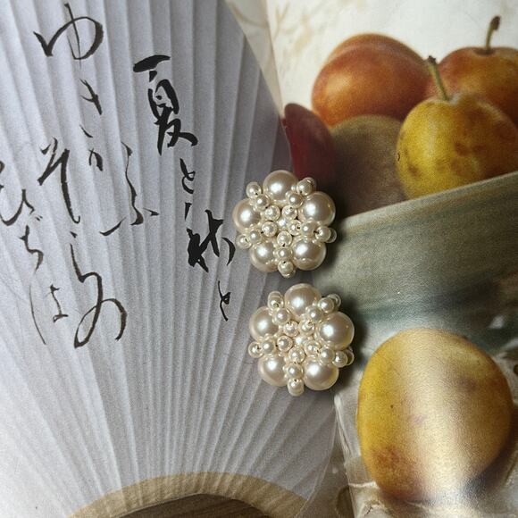 Vintage Pearl cluster Large Gold tone clip on earrings - Picture 2 of 5